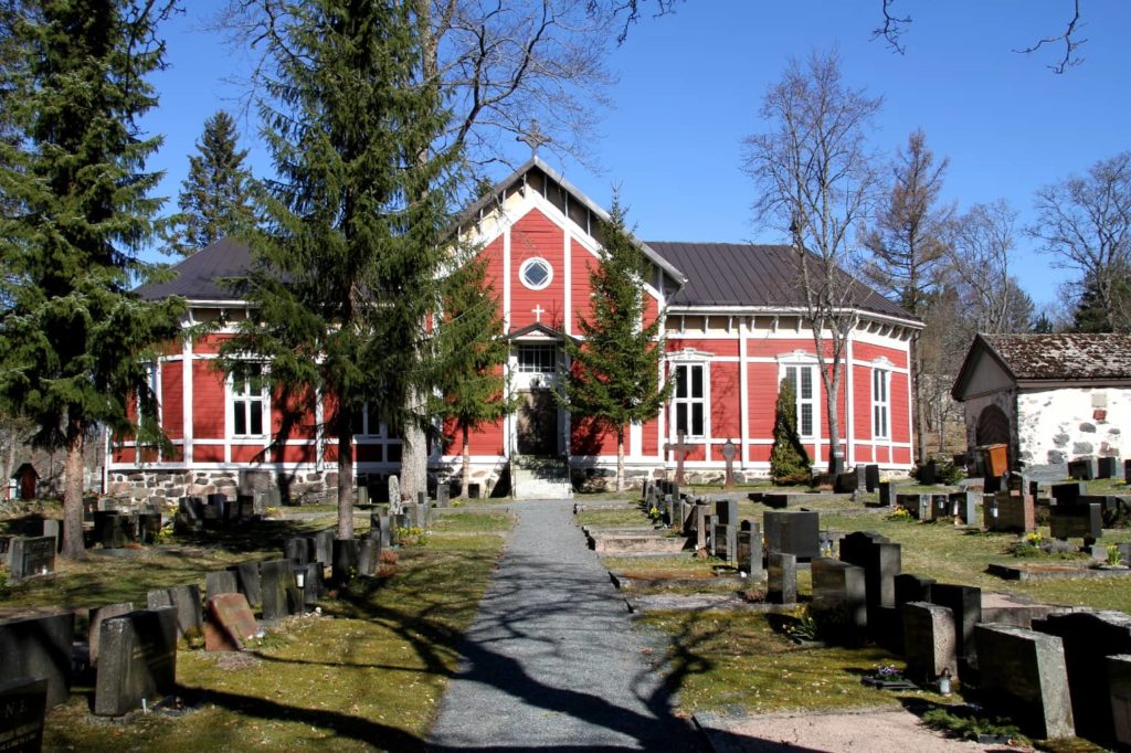 Kiskon Kotiseutumuseo Lainamakasiinin Vieress Kiskon Kirkko